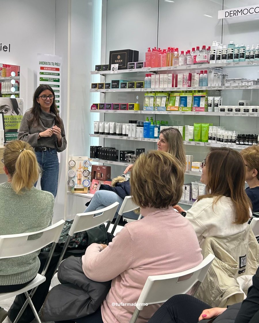 Andrea dando una formación de dermocosmética en una farmacia